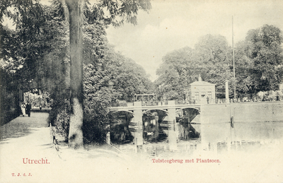 2277 Gezicht op de Tolsteegbrug over de Stadsbuitengracht te Utrecht; links een wandelpad in het plantsoen langs Sterrenburg.